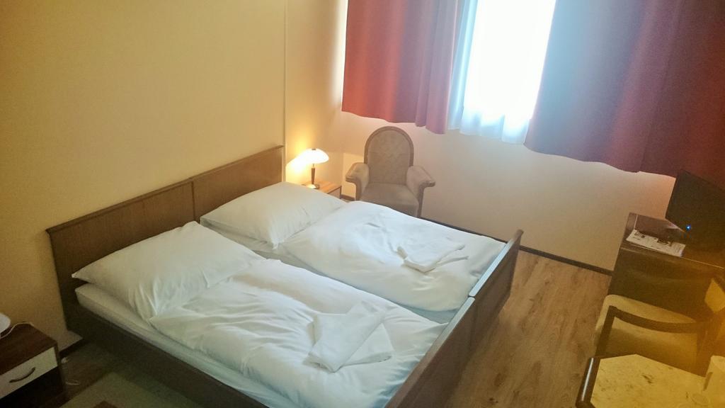 Hotel Konferencia غيور المظهر الخارجي الصورة