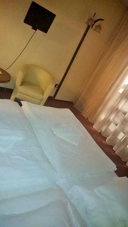 Hotel Konferencia غيور المظهر الخارجي الصورة