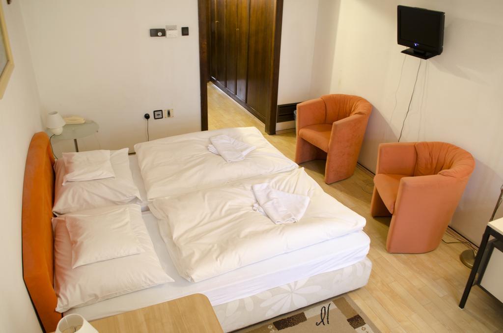 Hotel Konferencia غيور المظهر الخارجي الصورة