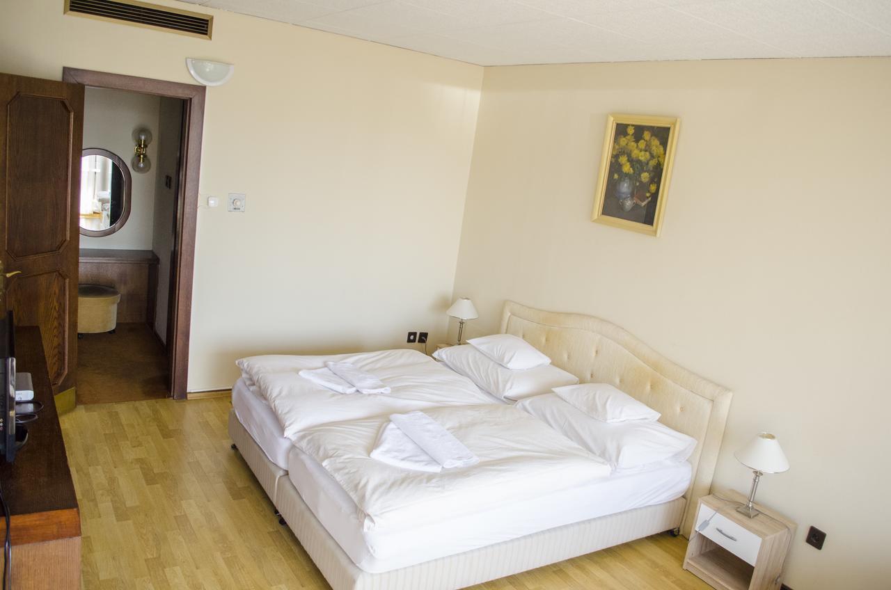 Hotel Konferencia غيور المظهر الخارجي الصورة