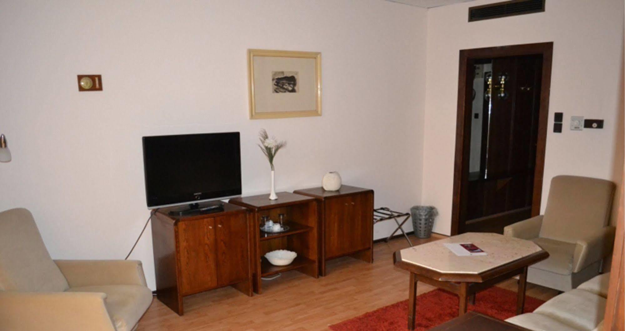 Hotel Konferencia غيور المظهر الخارجي الصورة