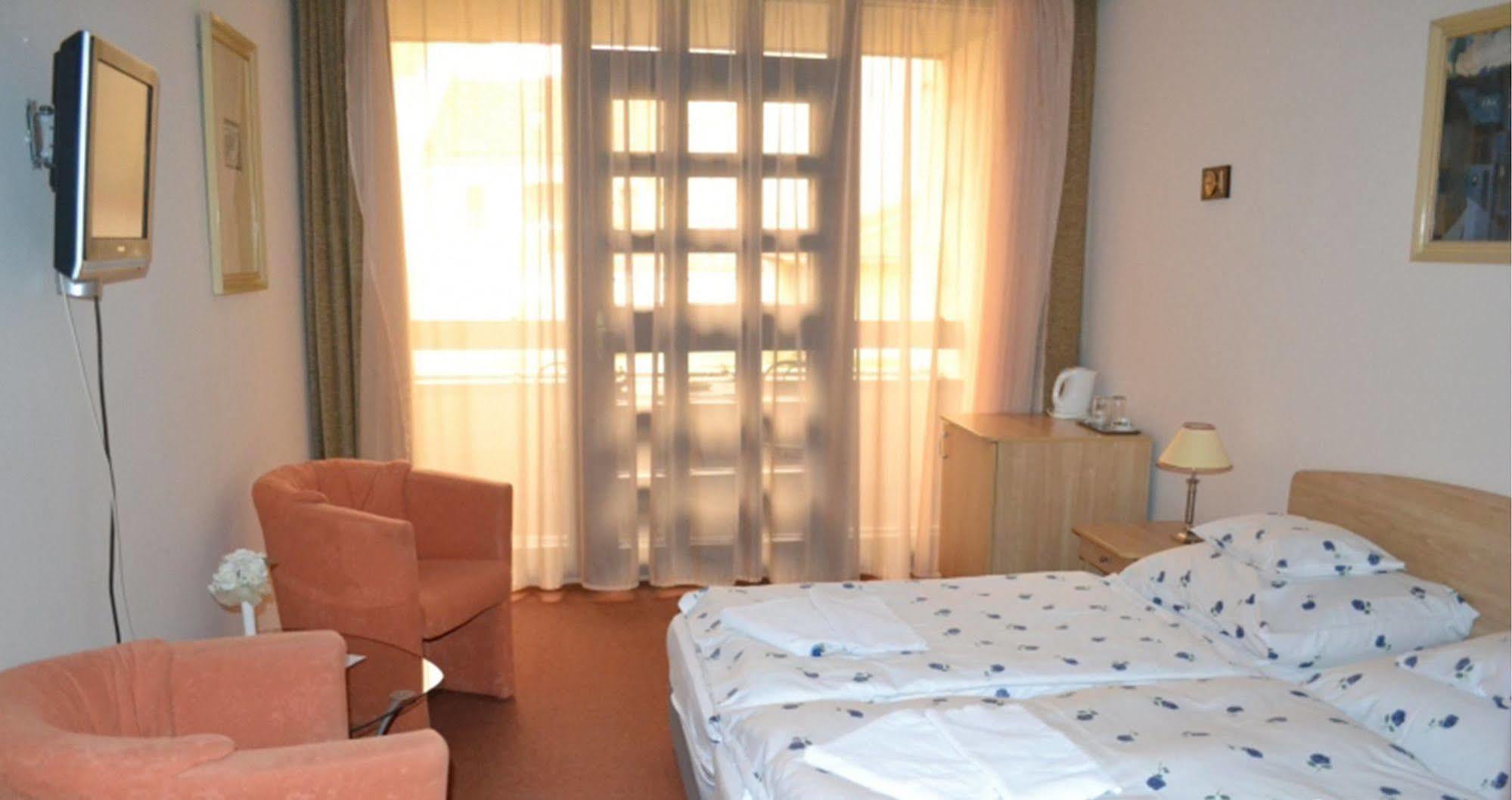 Hotel Konferencia غيور المظهر الخارجي الصورة