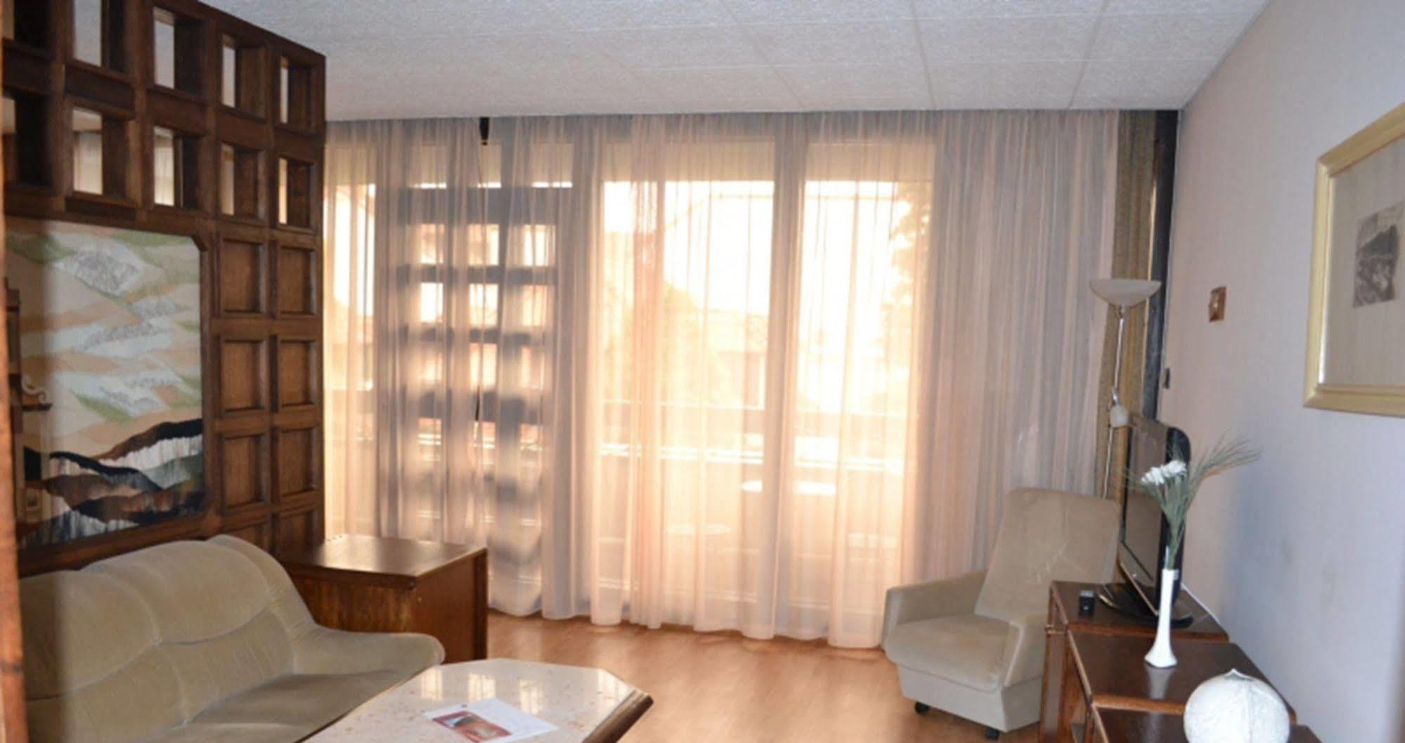 Hotel Konferencia غيور المظهر الخارجي الصورة